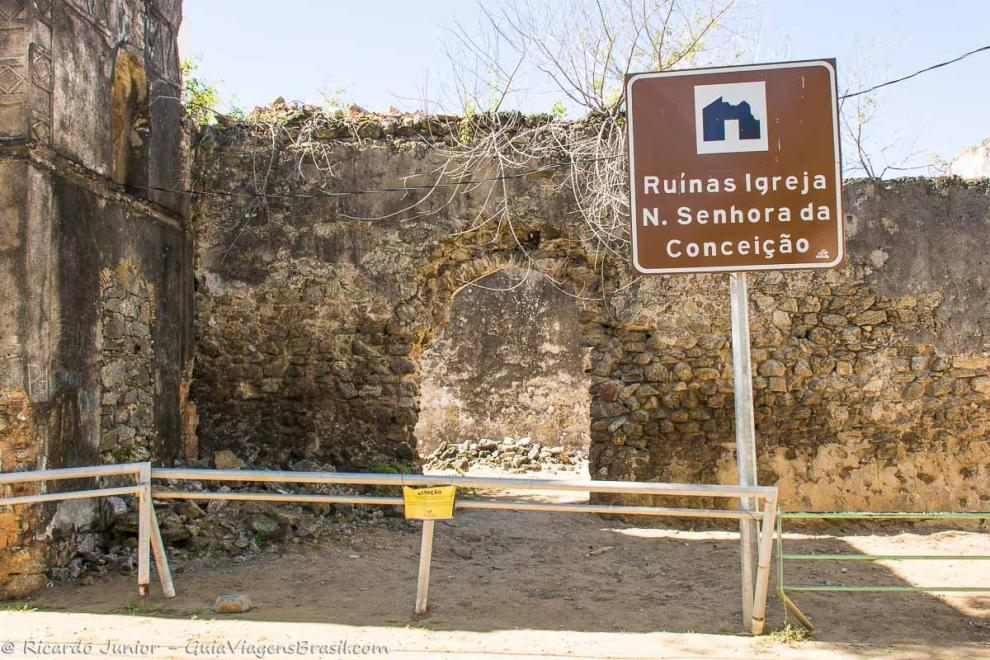 Imagem da placa e das ruinas da igreja.